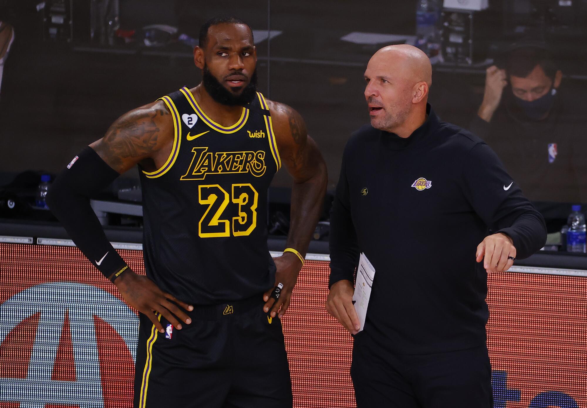 Lakers forveti LeBron James (sağda), Portland'a karşı 2020 play-off maçında yardımcı antrenör Jason Kidd ile konuşuyor (sağda)