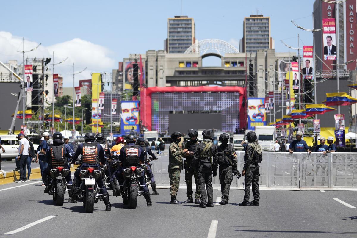 La policía hace guardia cerca del escenario en el que el presidente venezolano, 