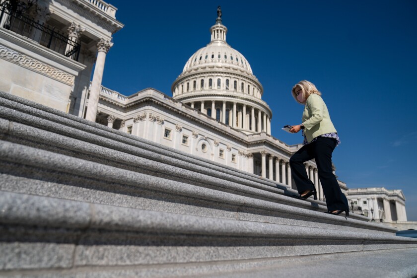 لیز چنی نماینده از پله های ساختمان کنگره آمریکا بالا می رود.