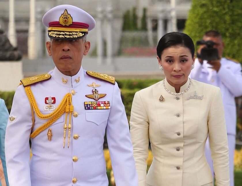 El rey Maha Vajiralongkorn y la reina Suthida participan en la coronación del rey en Bangkok en mayo de 2019.