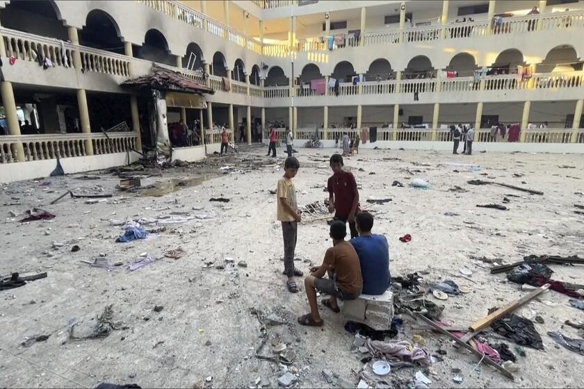 En la imagen, tomada de un video, se muestra el patio de una escuela alcanzada por un ataque aéreo de Israel, en la Ciudad de Gaza, el 10 de agosto de 2024. (AP Foto)