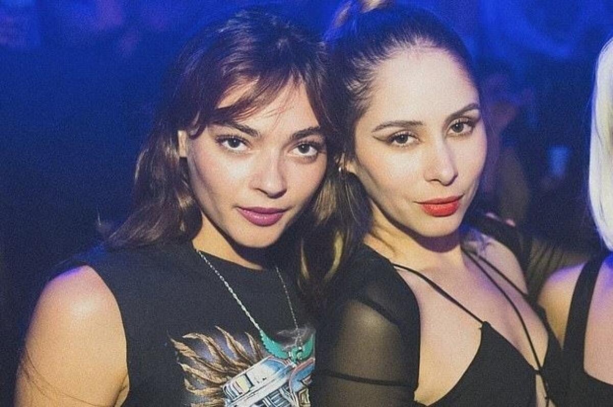 Hilda Marcela Cabrales Arzola y su amiga Christy Giles.