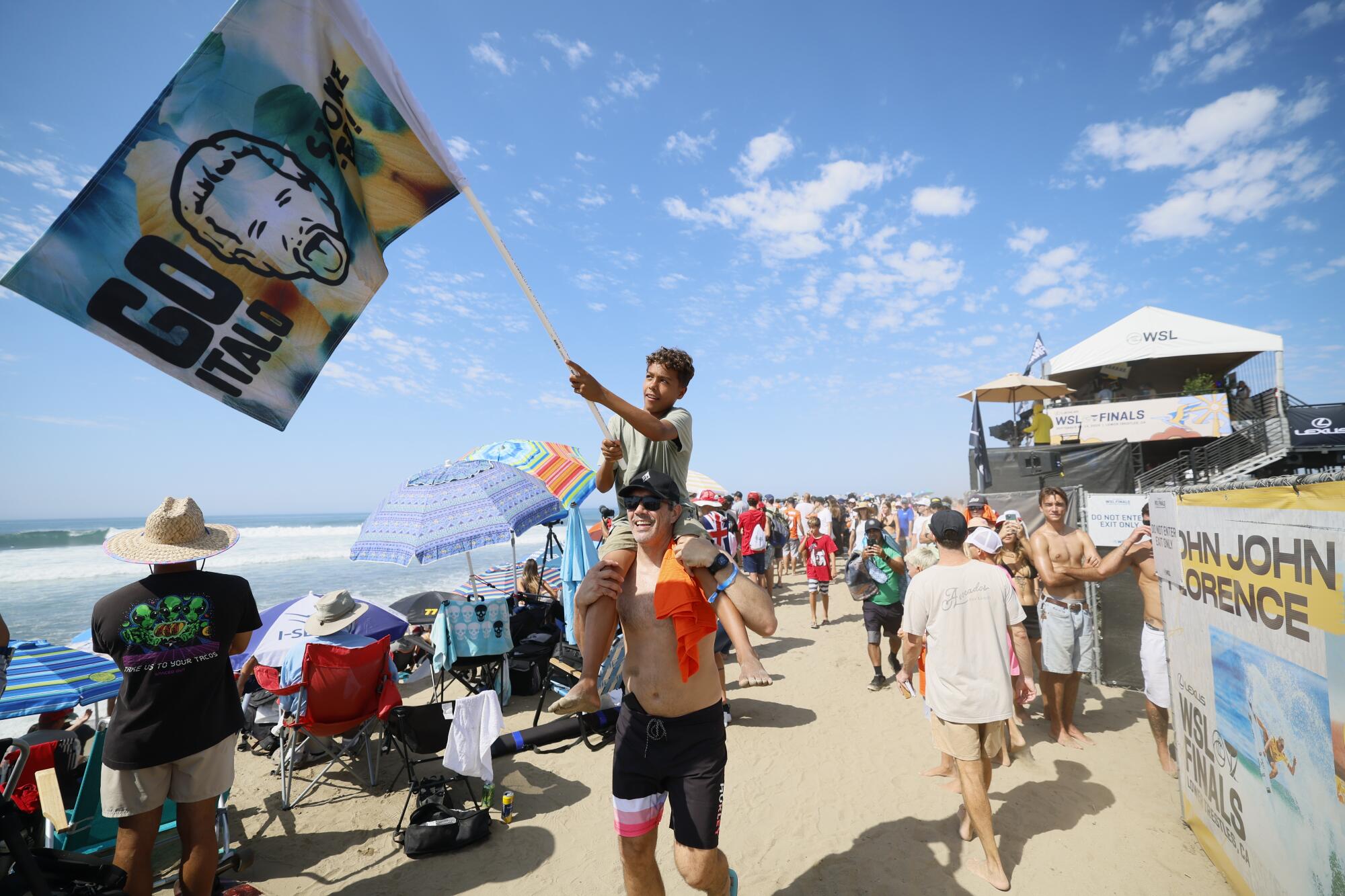 Fanáticos del surfista brasileño Italo Ferreira