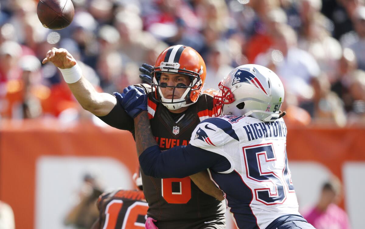 Browns quarterback Cody Kessler (6) is pressured by New England Patriots outside linebacker Dont'a Hightower in the first half.
