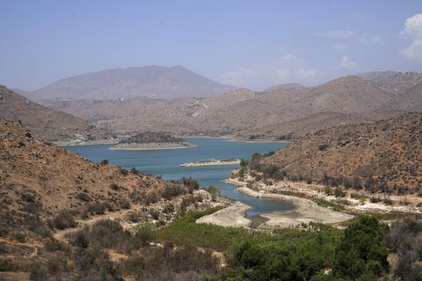 Foto que muestra el bajo nivel de las aguas del embalse El Carrizo, en Tijuana (México) el 15 de agosto del 2022. La escasez de agua en el norte de México podría aumentar como consecuencia de cortes en el suministro de agua del río Coloradoen EEUU. (AP Photo/Gregory Bull)