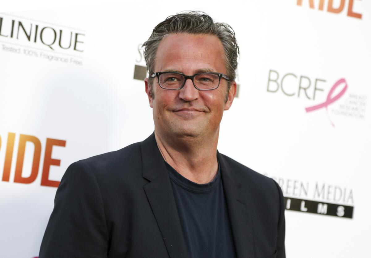 ARCHIVO - Matthew Perry asiste al estreno de "Ride" en Los Ángeles el 28 de abril de 2015.