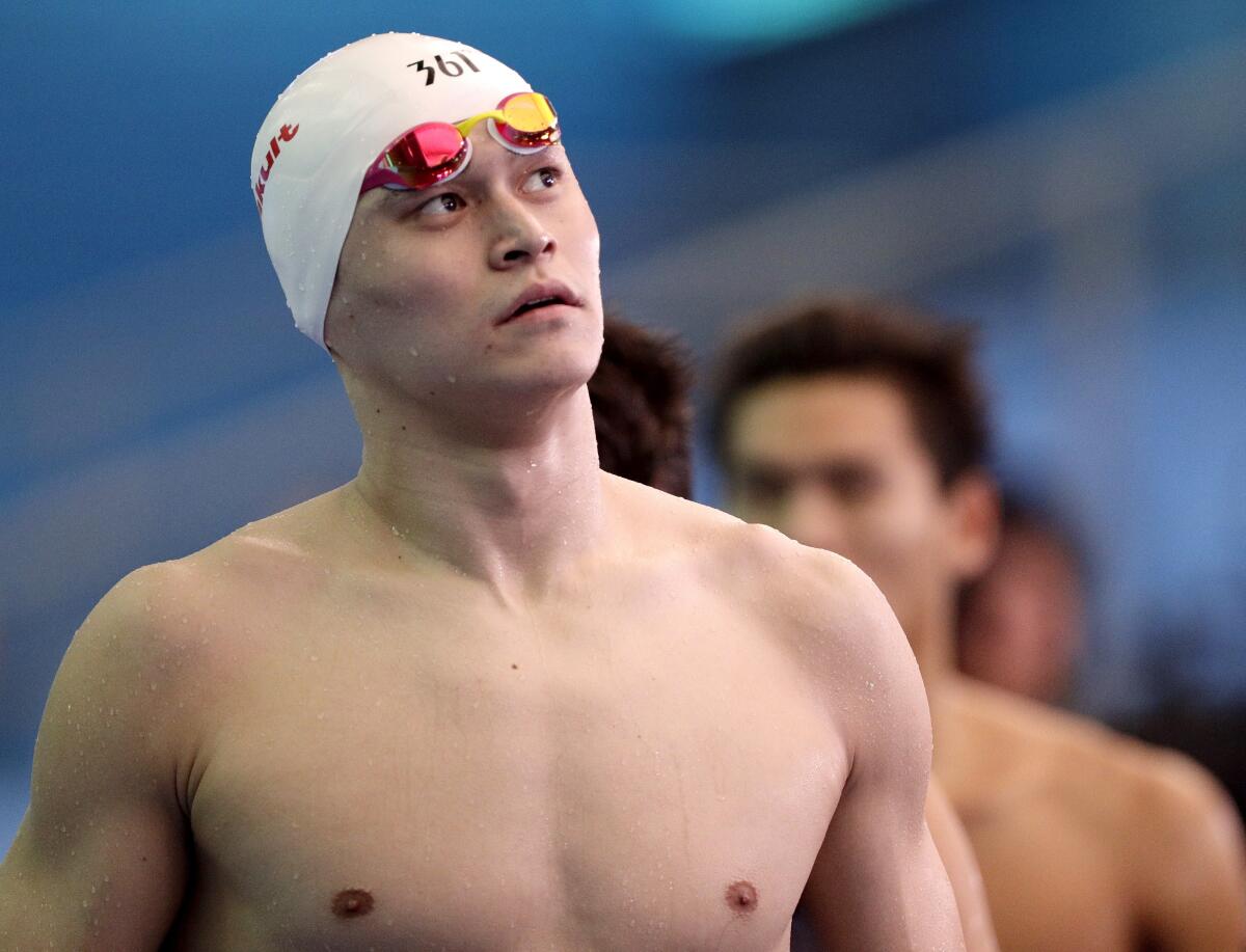 ARCHIVO - En imagen de archivo del 26 de julio de 2019, el nadador chino Sun Yang ve los resultados después de la prueba