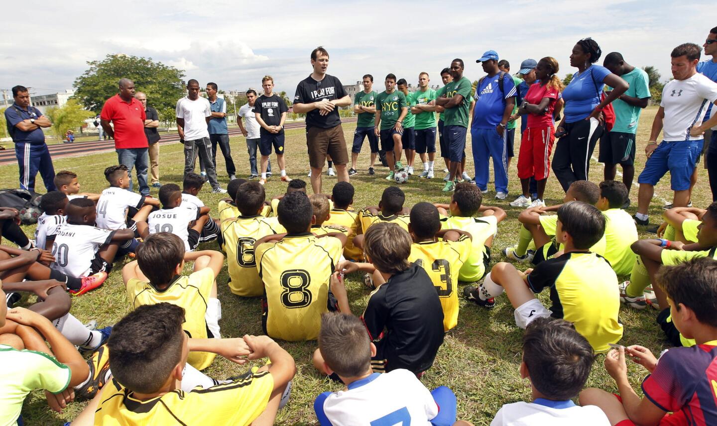 JUGADORES DE COSMOS ENTRENAN A NI-OS CUBANOS