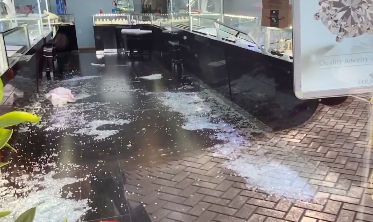 3 arrested after smash-and-grab robbery at Tustin jewelry store prompts police chase 1
