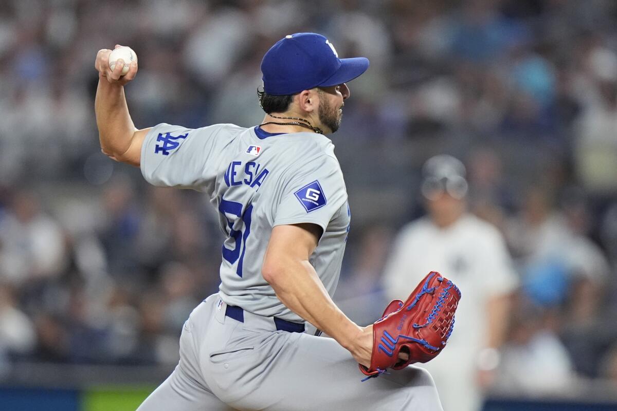 Dodgers yardımcısı Alex Vesia, Cumartesi günü Yankees'e karşı yedinci vuruşta atış yapıyor.