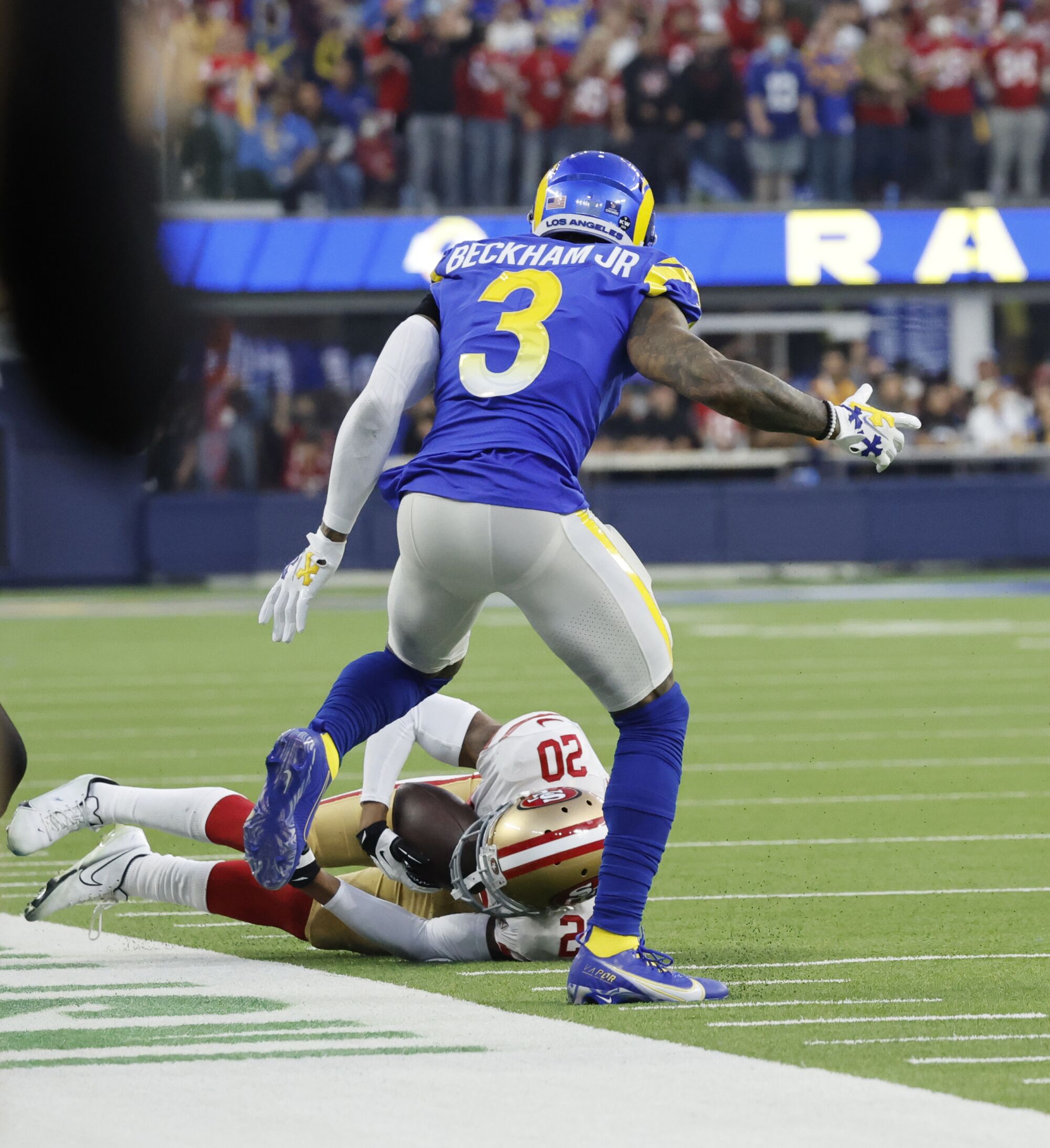49ers cornerback Ambry Thomas (20) seals the overtime win for the 49ers with an interception in overtime