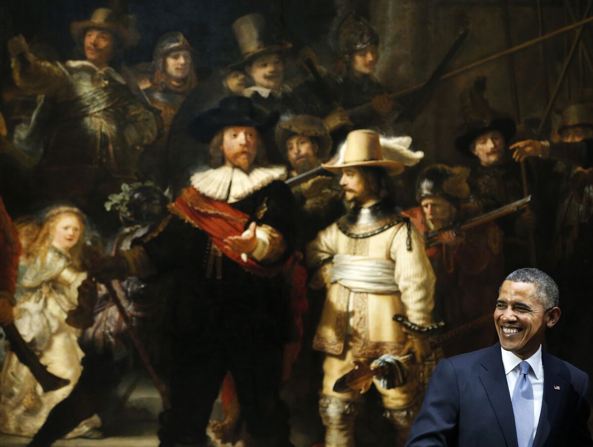De Amerikaanse president Barack Obama lacht voor Rembrandt "Nachtwacht" Tijdens een bezoek aan het Rijksmuseum in Amsterdam.