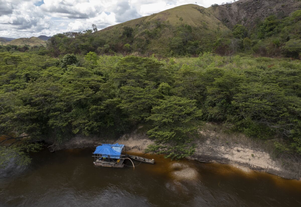 Operación ilegal de búsqueda de oro en la ribera del río Ireng, en la reserva indígena de Raposa Serra do Sol en el estado de Roraima, en Brasil, el 7 de noviembre del 2021. (AP Photo/Andre Penner, File)