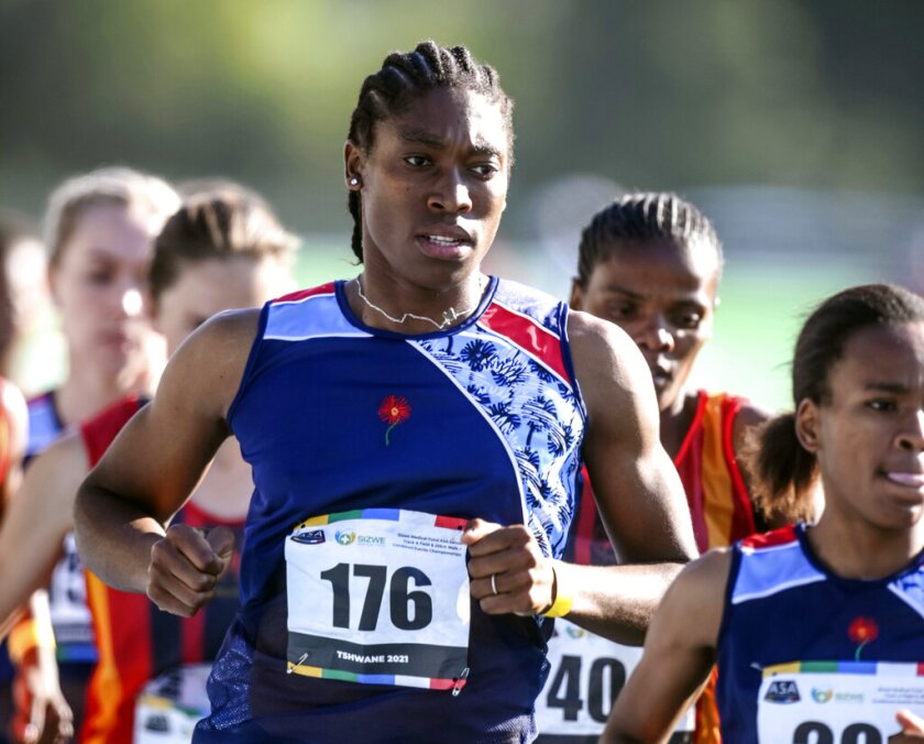 ARCHIVO – Caster Semenya (176) participa en la carrera de los 5.000 metros