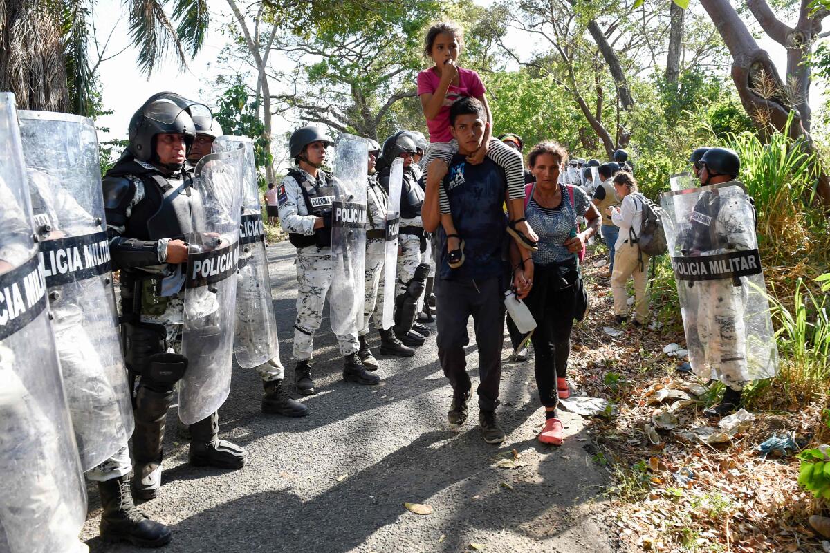 Cientos de migrantes llegaron a México el jueves, vadeando a través de un río en la frontera con Guatemala, donde las tropas mexicanas habían utilizado gas lacrimógeno a principios de la semana para mantenerlos alejados, según informaron los periodistas de la AFP en el lugar de los hechos.