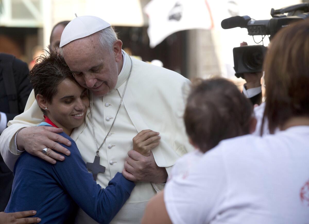 El papa Francisco abraza a una joven a su llegada para un encuentro con jóvenes (AP Foto/Alessandra Tarantino, Archivo)