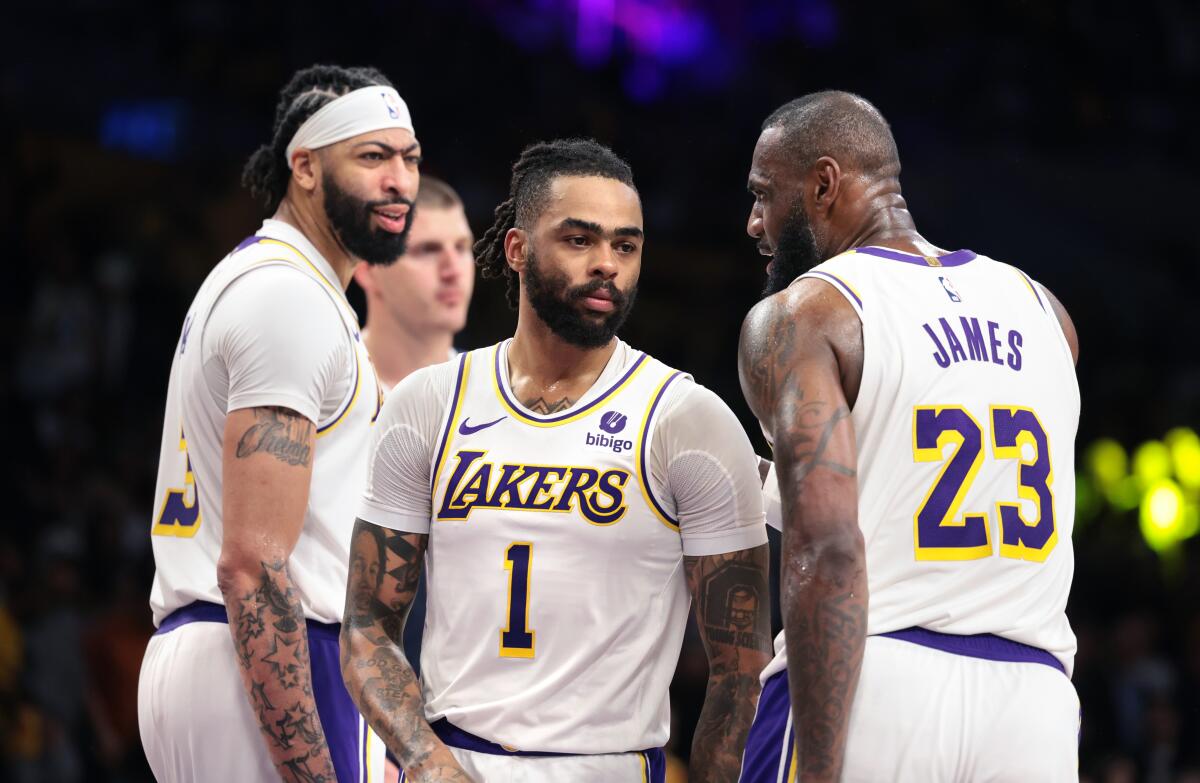 'Shock shock:' The stage is ready for D'Angelo Russell's profession 12 months 1 Lakers guard D'Angelo Russell, center, huddles with teammates Anthony Davis, left, and LeBron James.