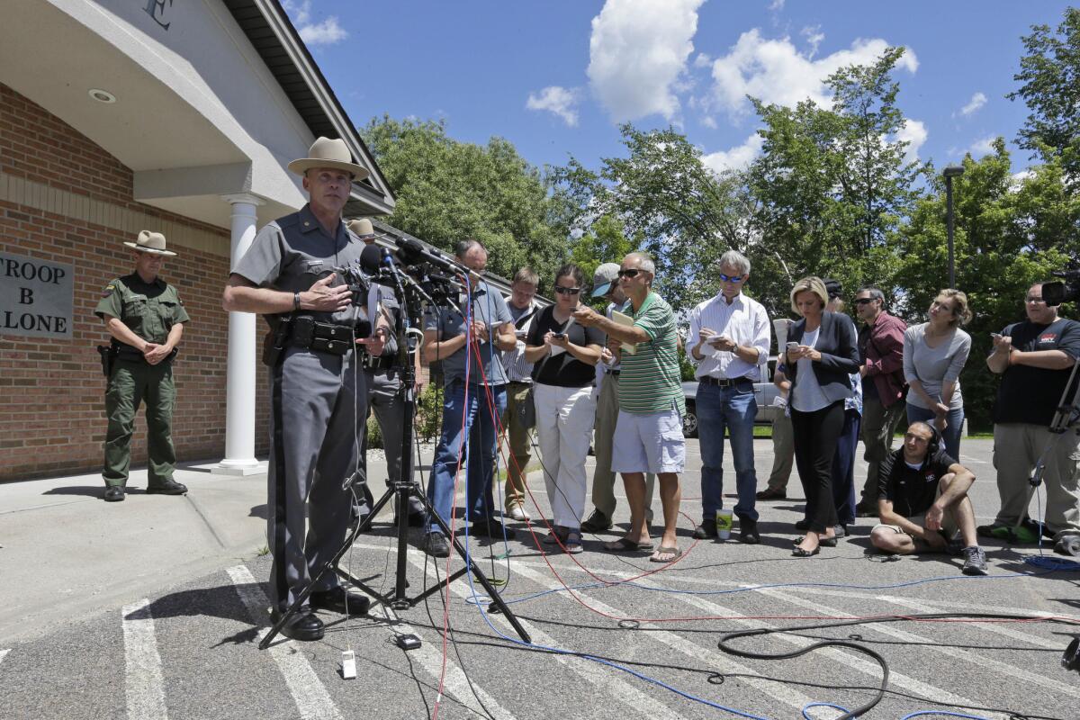 El mayor de la Policía Estatal de Nueva York Charles Guess actualiza a reporteros sobre la búsqueda de los asesinos convictos Richard Matt y David Sweat, el viernes, 25 de junio del 2015, en Malone, Nueva York. Las autoridades informaron que Matt fue muero a tiros, pero Sweat sigue prófugo.