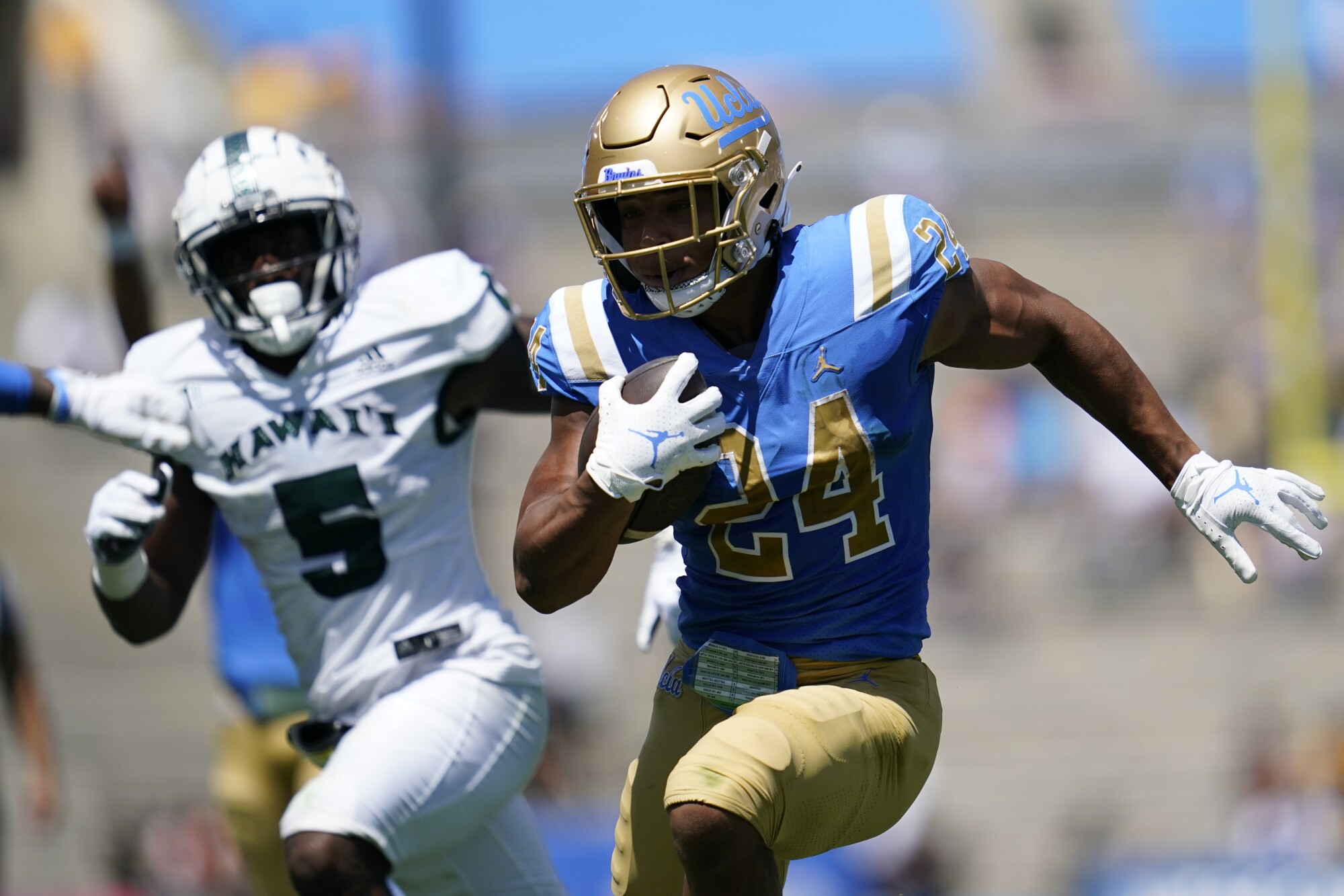 Zach Charbonnet de l'UCLA court pour un touché le 28 août 2021 au Rose Bowl.