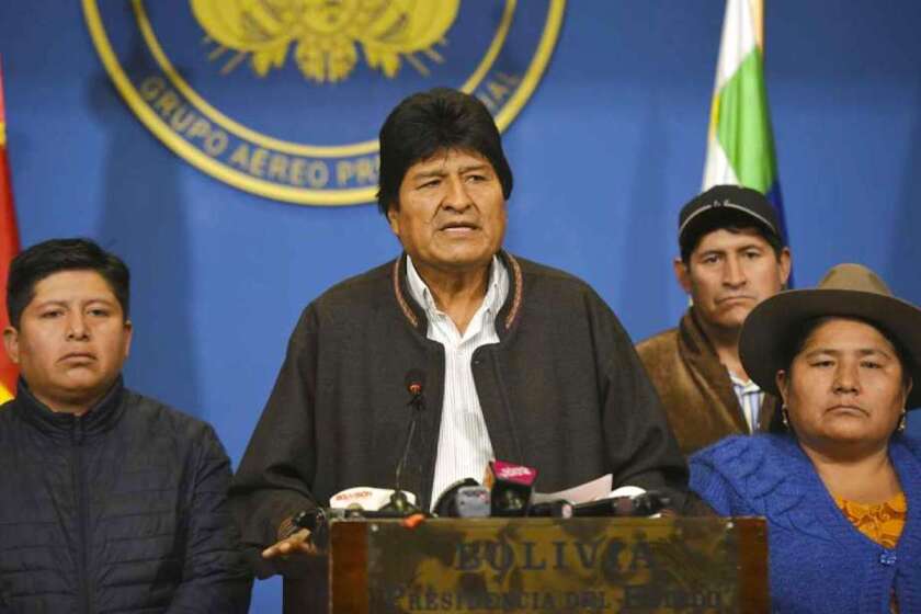 El ex presidente boliviano Evo Morales habla desde el hangar presidencial en El Alto, Bolivia. Morales renunció a la presidencia para facilitar la pacificación del país, luego de que la OEA pidió nuevas elecciones por irregularidades en los comicios presidenciales del 20 de octubre.