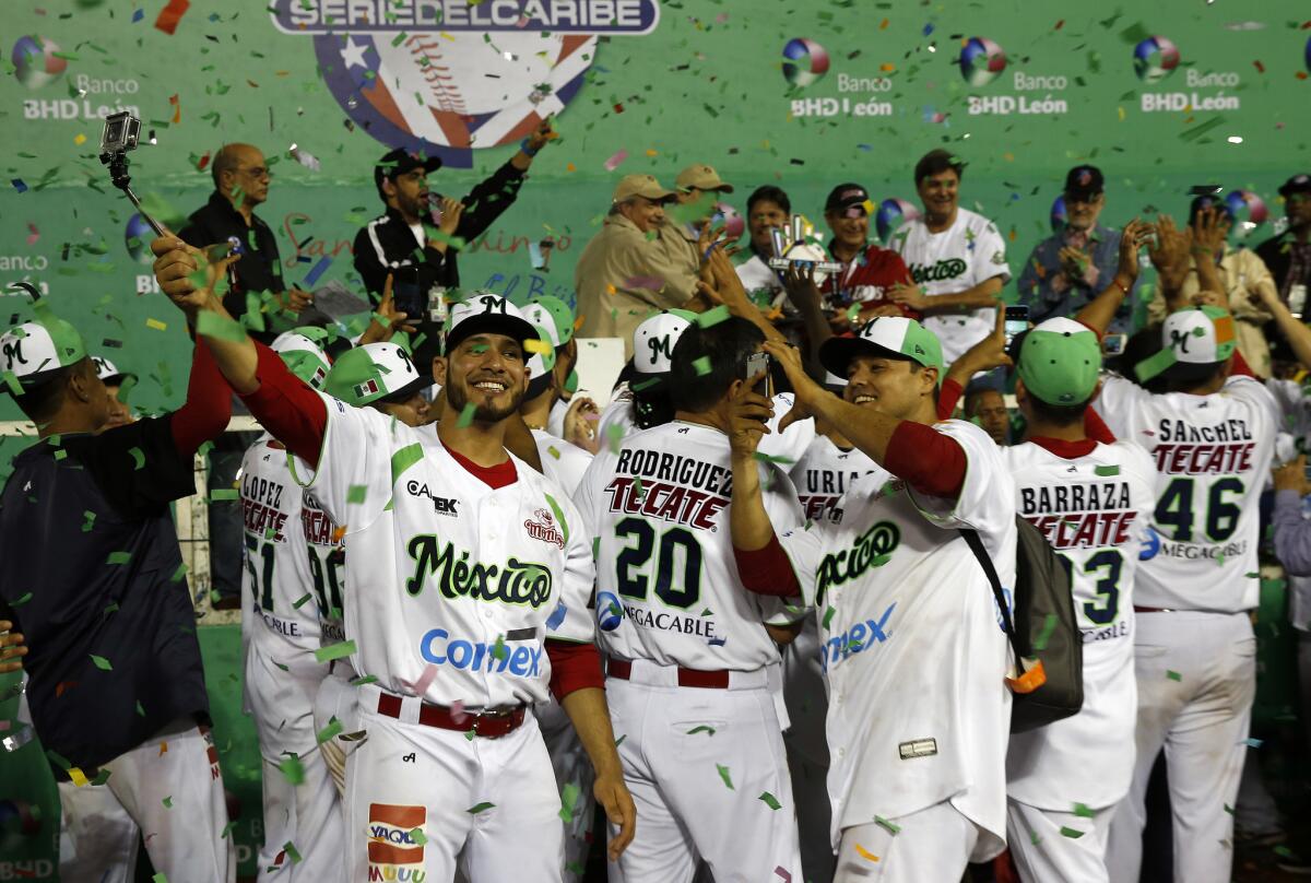 Jugadores del equipo mexicano Venados de Mazatlán celebran hoy, domingo de febrero de 2016, al ganar la final de la Serie del Caribe 2016 entre Los Tigres de Aragua (Venezuela) y Venados de Mazatlán (México), en el estadio Quisqueya de Santo Domingo (R.Dominicana).