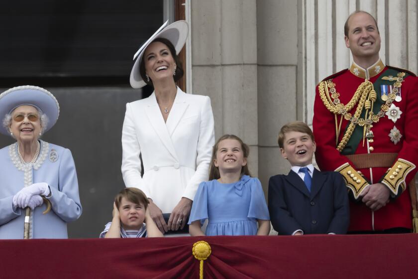 La reina Isabel II, el príncipe Luis, Catalina, la duquesa de Cambridge, la princesa Carlota, el príncipe Jorge y el príncipe Guillermo se reúnen en el balcón del Palacio de Buckingham en Londres el 2 de junio de 2022 para ver un vuelo de exhibición de la Fuerza Aérea Real. (Paul Grover, Pool Photo via AP)