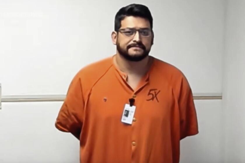 En esta imagen, tomada de un video proporcionado por el Tribunal del Primer Circuito de Florida, aparece Eddie Duran en una sala de detención separada del tribunal en Fort Walton Beach, Florida, el martes 27 de agosto de 2024. (Tribunal del Primer Circuito de Florida vía AP)