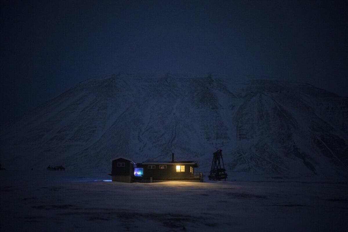 La cabaña Svalbard Kirke ilumina la noche polar en Bolterdalen