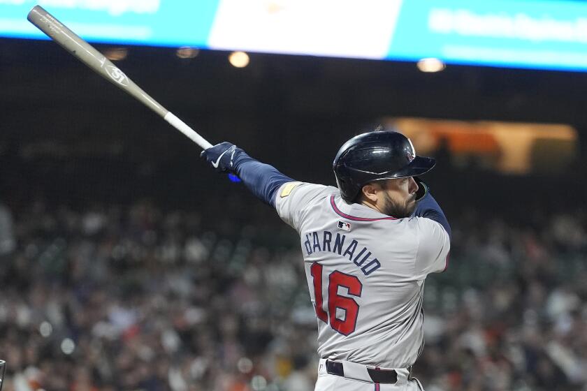 Travis d'Arnaud, de los Bravos de Atlanta, observa su sencillo productor en la décima entrada del juego ante los Gigantes de San Francisco, el martes 13 de agosto de 2024 (AP Foto/Jeff Chiu)