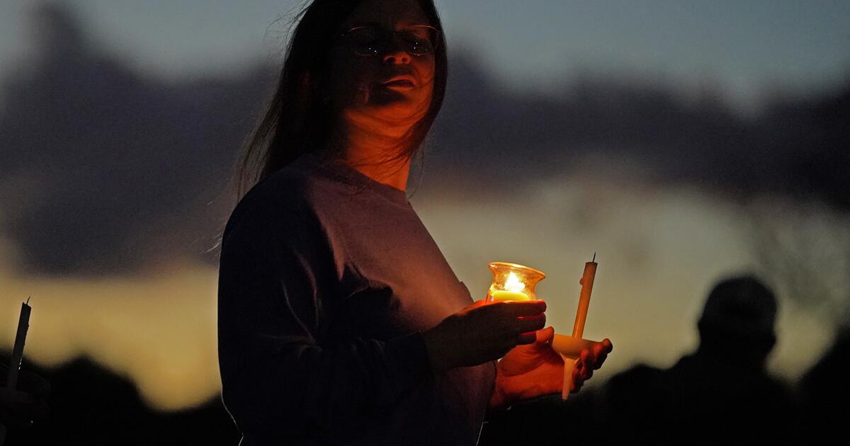 Les habitants du Maine se rassemblent pour prier et réfléchir à la fusillade de masse