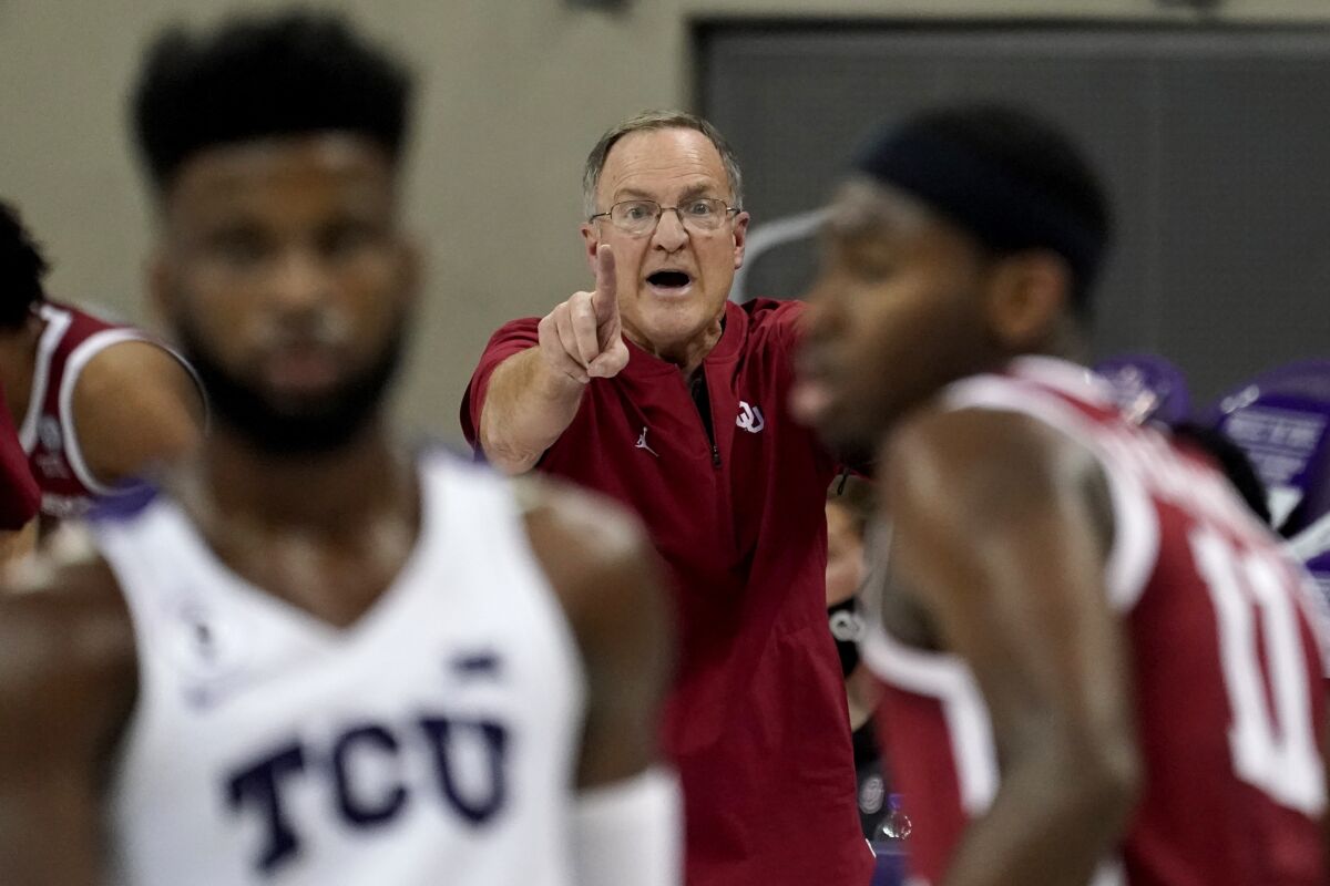 Oklahoma head coach Lon Kruger, center, instructs his team in the second half of an NCAA college basketball game against TCU in Fort Worth, Texas, Sunday, Dec. 6, 2020. (AP Photo/Tony Gutierrez)
