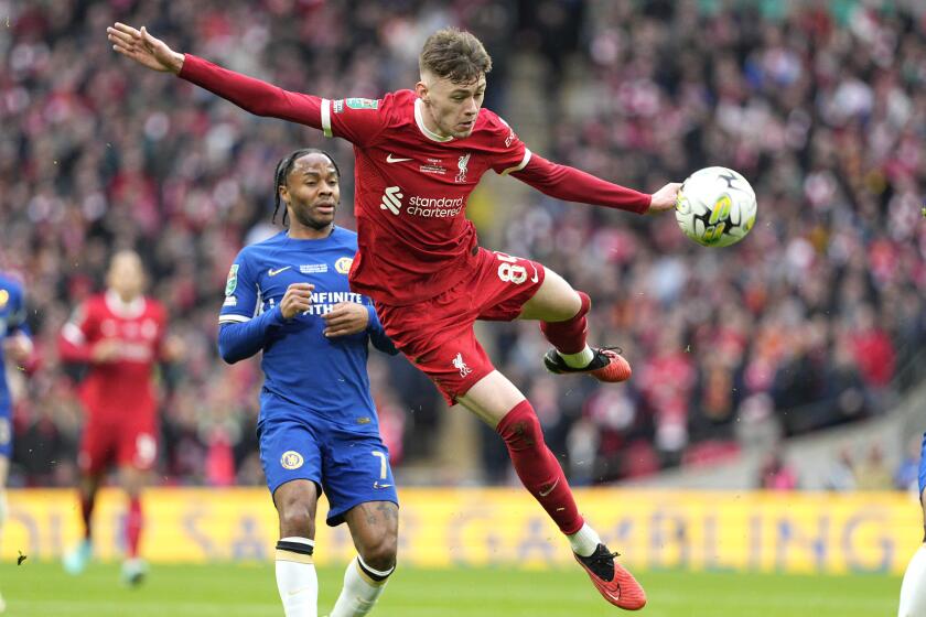 ARCHIVO - Conor Bradley, al frente, controla el balón durante el partido final de la Copa de la Liga inglesa entre Chelsea y Liverpool en Londres, el 25 de febrero de 2024. (AP Foto/Dave Shopland, Archivo)