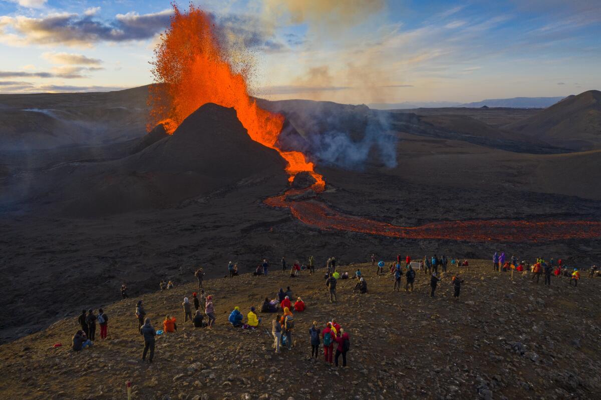 Gente mirando la erupción del volcán Fagradalsfjall, en la Península de Reykjanes Peninsula