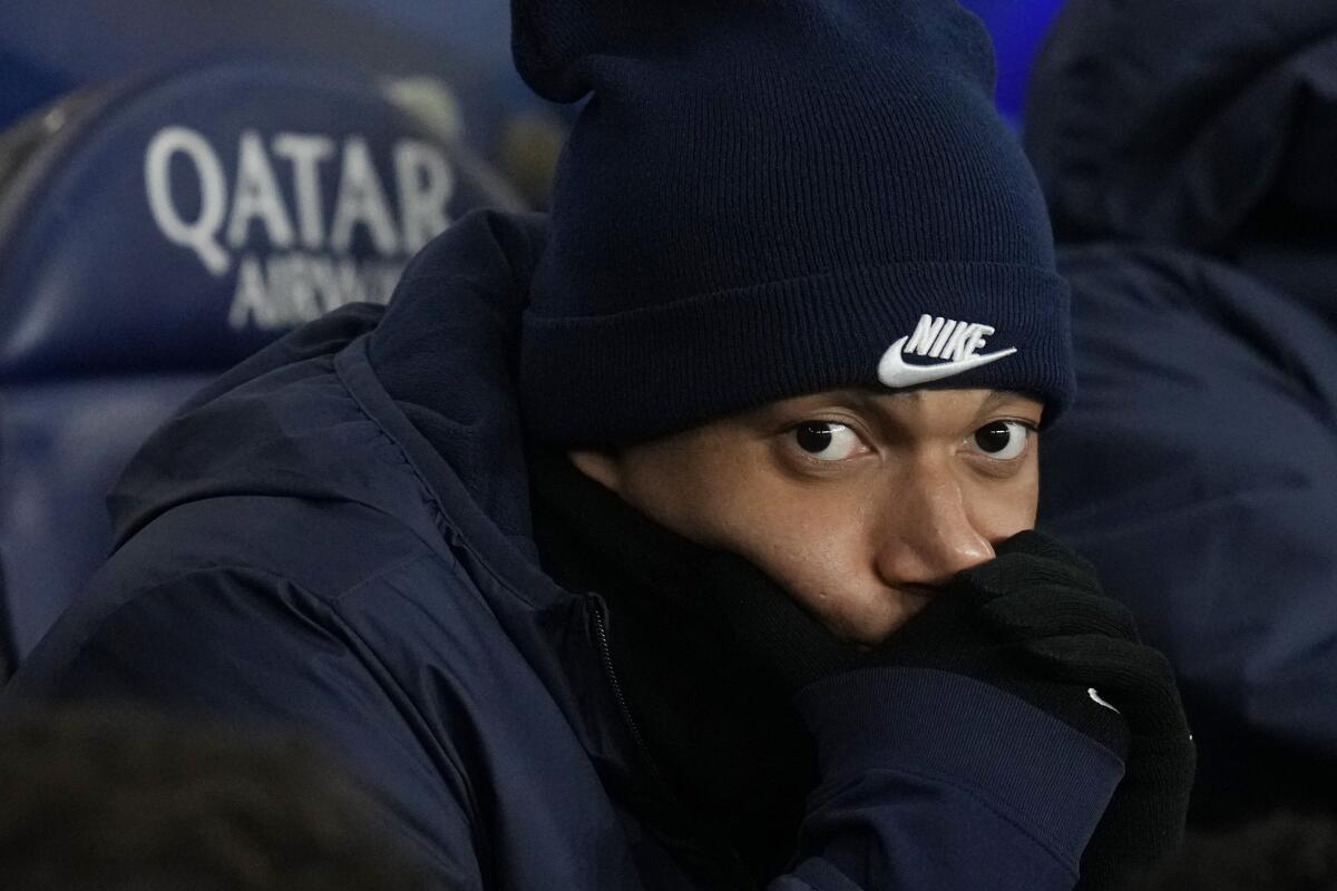 Kylian Mbappé del Paris Saint-Germain observa desde la banca el partido contra Lille 