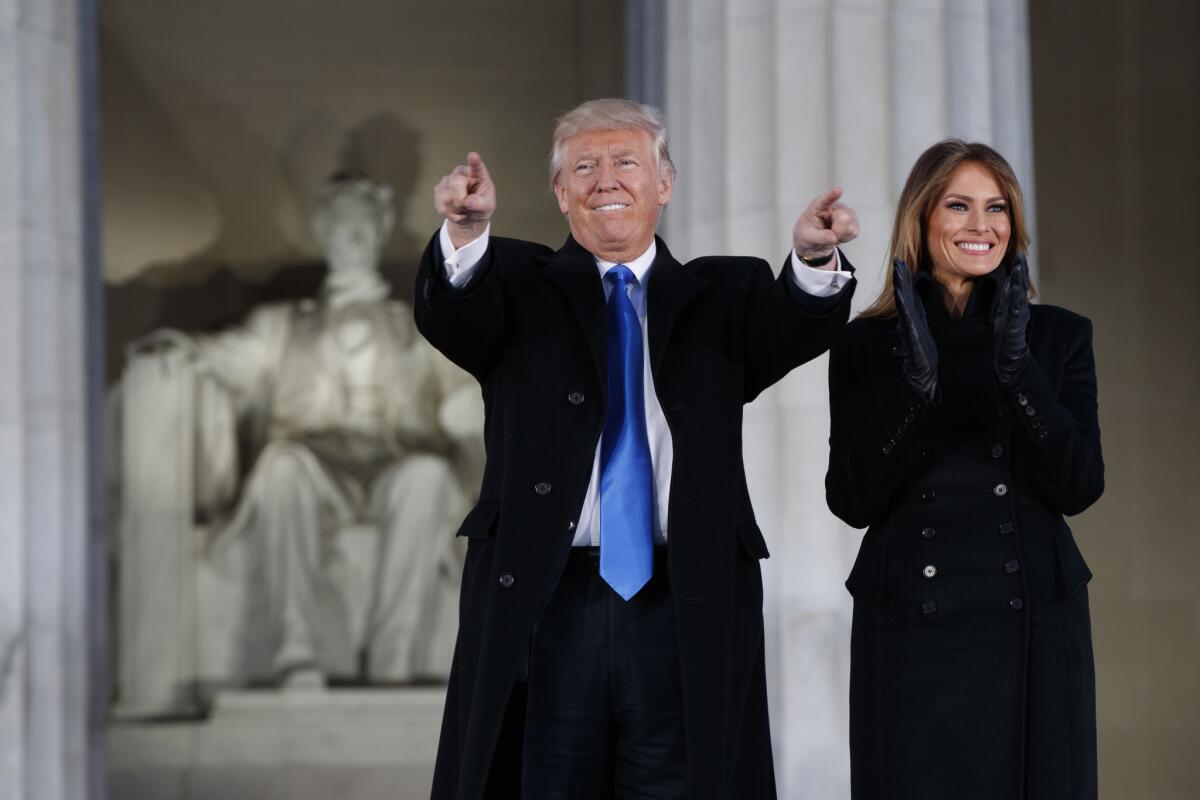 El presidente electo Donald Trump y su esposa Melania Trump llegan al "Concierto de Bienvenida Make America Great Again" en el Monumento a Lincoln, el jueves 19 de enero de 2017, en Washington.
