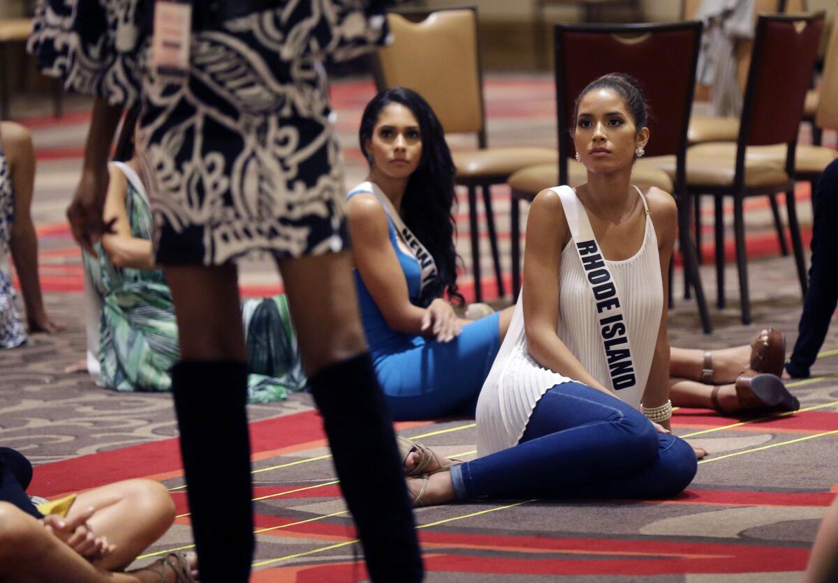 Miss Rhode Island Anea García escucha instrucciones durante el ensayo para el concurso Miss USA, el lunes 6 de julio de 2015, en Baton Rouge, Luisiana.