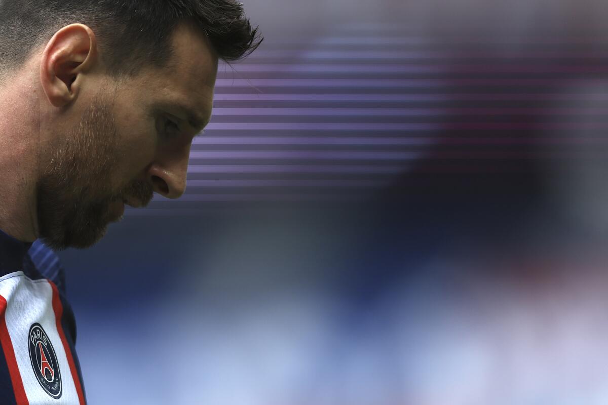 Lionel Messi del Paris Saint-Germain reacciona durante la derrota 3-1 ante Lorient, 