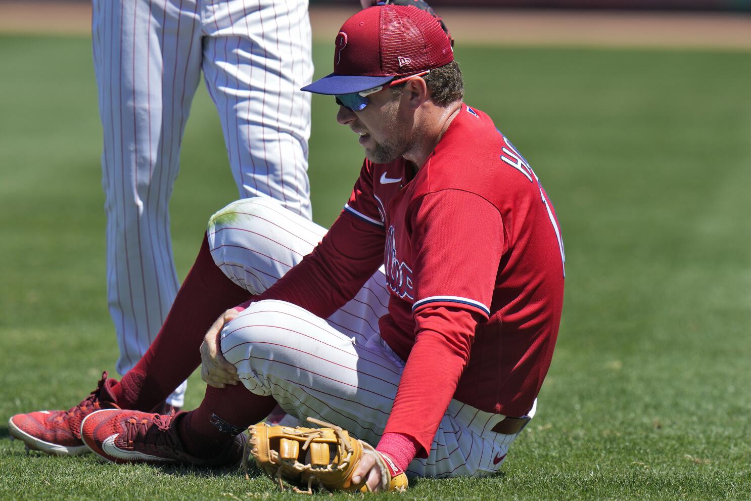 Rhys Hoskins 'appears badly injured' after getting carted off field at  Phillies game