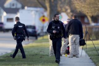 Policías investigan los apuñalamientos del 27 de marzo de 2024 en Rockford, Illinois, que dejaron varias personas muertas y otras heridas. (Stacey Wescott/Chicago Tribune vía AP)