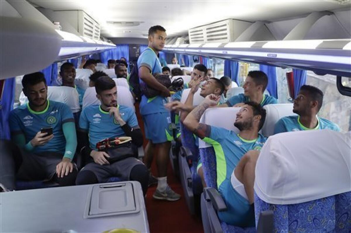 Los jugadores del club Chapecoense hablan en el autobús rumbo a un entrenamiento el miércoles, 18 de enero de 2017, en Chapecó, Brasil. (AP Photo/Andre Penner)