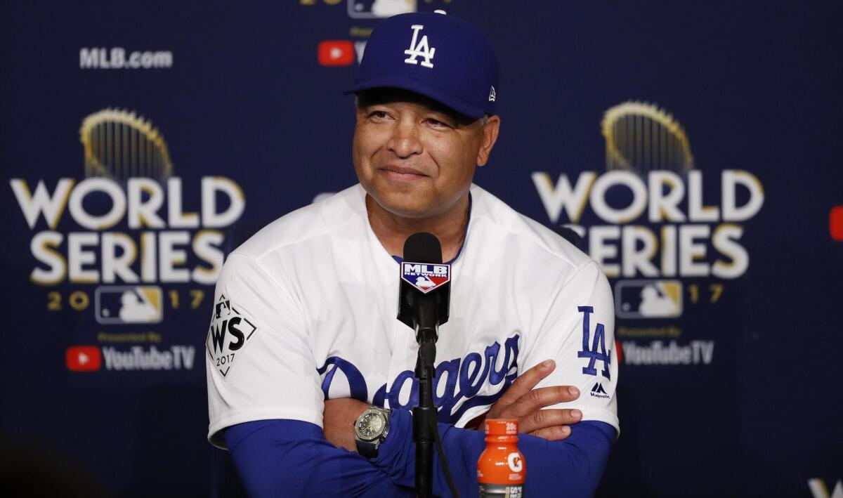 El técnico de los Dodgers de Los Ángeles, Dave Roberts, habla durante una rueda de prensa posterior al juego donde su equipo derrotó a los Astros de Houston hoy, martes 31 de octubre de 2017, durante el sexto partido de La Liga Mayor de Béisbol (MLB) Series Mundiales, entre los Astros de Houston y los Dodgers de Los Ángeles, en el Estadio Dodgers, en Los Ángeles (EE.UU.).