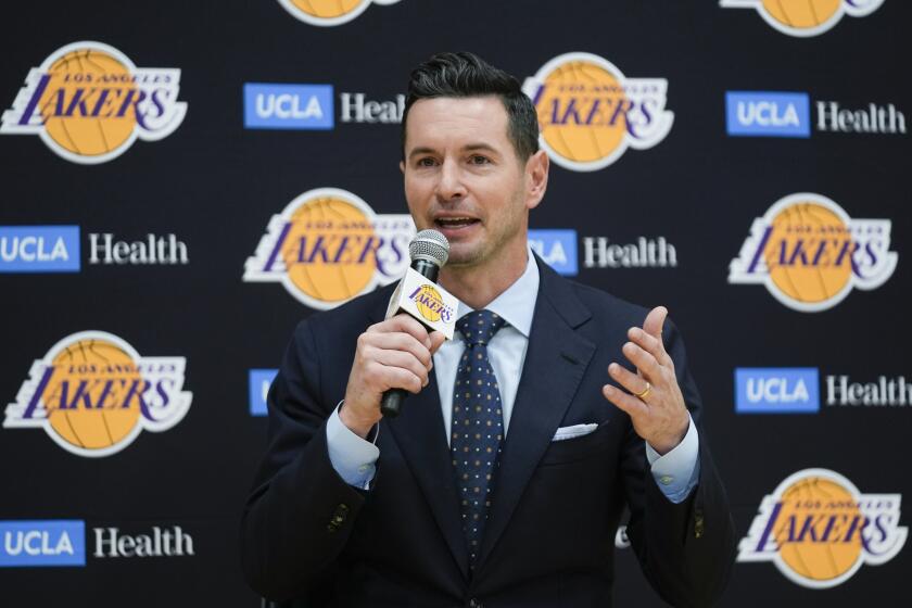 JJ Redick habla después de ser presentado como el nuevo entrenador en jefe de los Lakers de Los Ángeles, equipo de baloncesto de la NBA, el lunes 24 de junio de 2024, en El Segundo, California. (AP Foto/Damian Dovarganes)