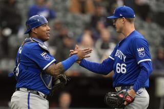 El receptor de los Reales de Kansas City, el venezolano Salvador Pérez, izquierda, y el lanzador James McArthur celebran la victoria de su equipo por 4-2 sobre los Medias Blancas de Chicago en el primer juego de béisbol de una doble cartelera, el miércoles 17 de abril de 2024, en Chicago. (AP Foto/Erin Hooley)