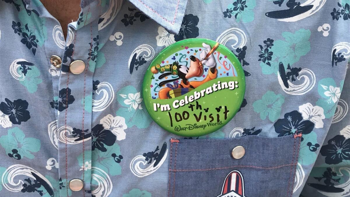 Mike Belobradic celebra su visita número 100 a los parques temáticos de Walt Disney World.