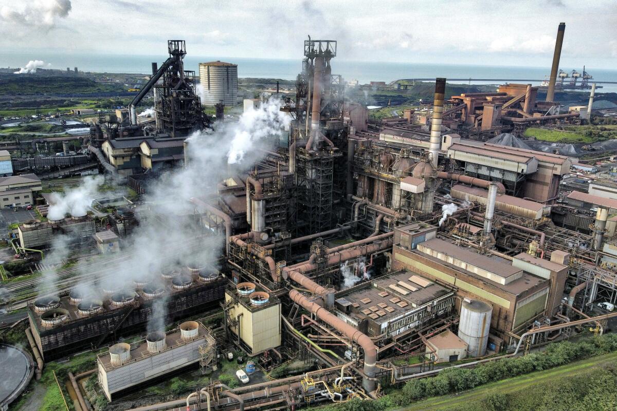 ARCHIVO - Vista de la planta siderúrgica de Tata en Port Talbot, Gales, 15 de setiembre de 2023. La empresa siderúrgica india Tata Steel anunció el viernes 19 de enero de 2024 que cerrará los dos altos hornos en su planta de Port Talbot, Gales, lo que implicará la pérdida de unos 3.000 empleos. (Ben Birchall/PA via AP)