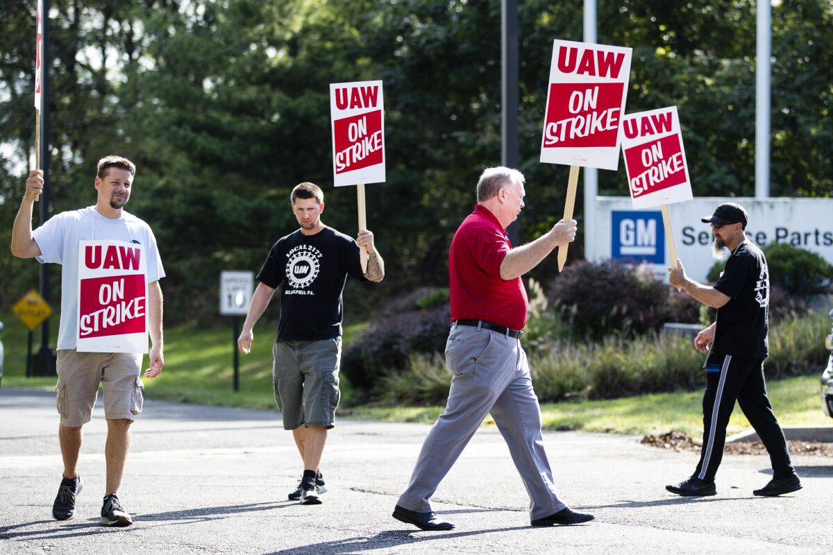 United Auto Workers members picket outside a General Motors facility in Langhorne, Pa., on Monday.
