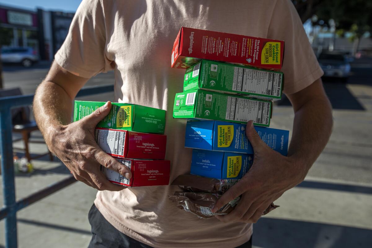 Josh Goldstein compró 10 cajas de galletas de las Girls Scouts para él y algunas para sus amigos.