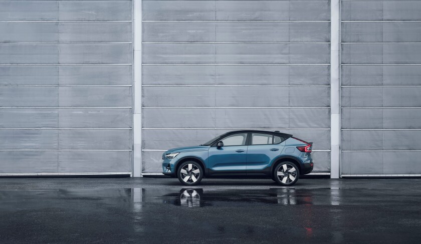 Side view of the Volvo C40 Recharge 