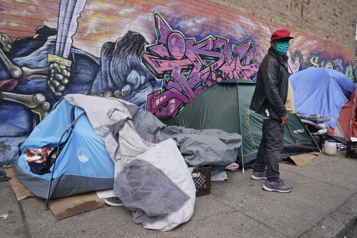 Sotero Cirilo se encuentra cerca de la carpa, a la izquierda, donde duerme junto a otras personas sin hogar