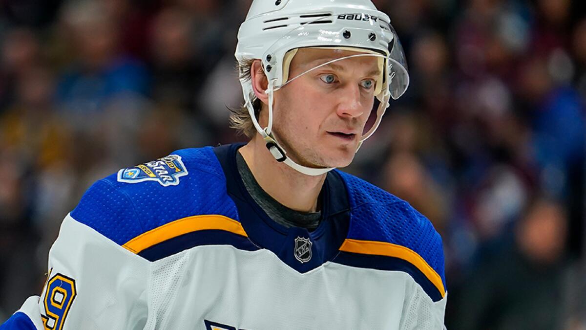 St. Louis Blues hockey player collapses during game - Good Morning America